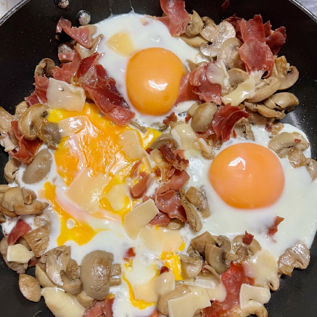 Sartenada de champiñones, huevos, jamón y parmesano Sartenada de champiñones, huevos, jamón y parmesano