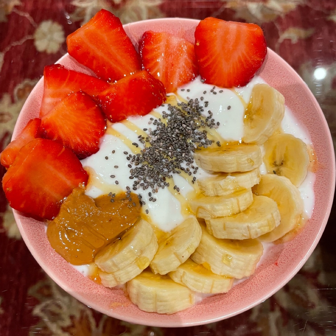 Yogur con fruta y frutos secos