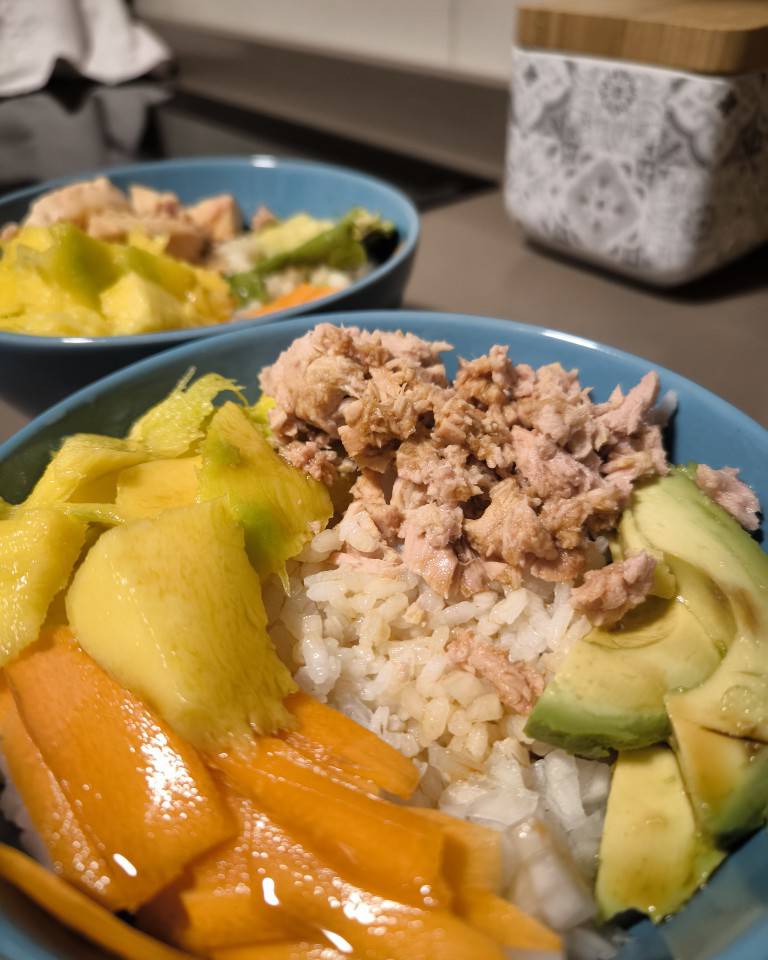Poke de arroz zanahoria, aguacate, cebolleta, mango atún o salmón en lata