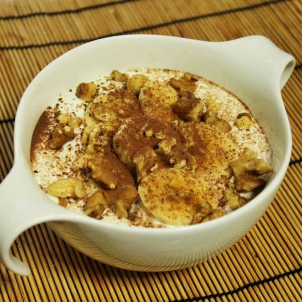 Bowl yogur proteico, plátano y nueces. Bowl yogur proteico, plátano y nueces.