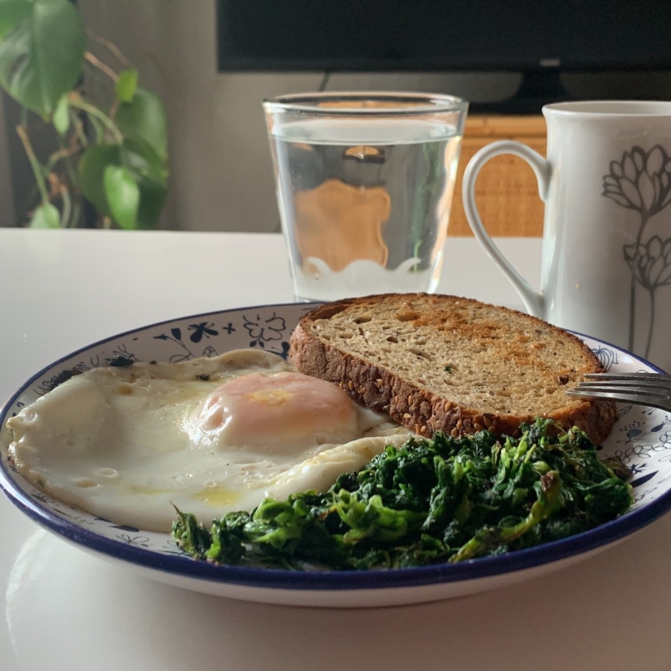 Tostadas con huevo y espinacas