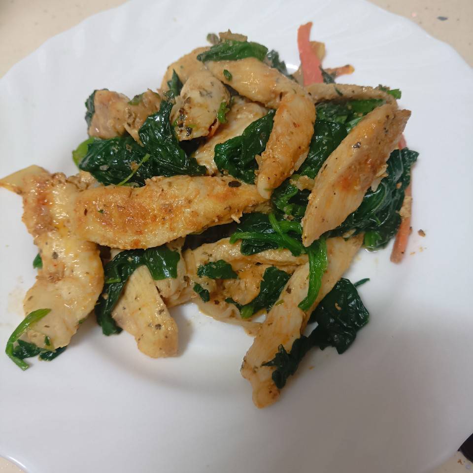 Tiras de pollo y zanahoria con espinacas Tiras de pollo y zanahoria con espinacas
