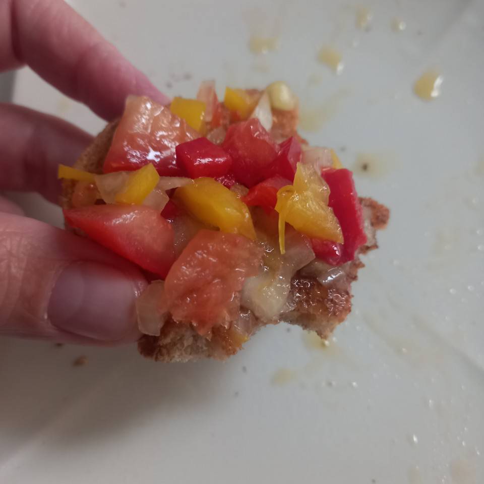Tostada de pan integral 100% con pipirrana Tostada de pan integral 100% con pipirrana