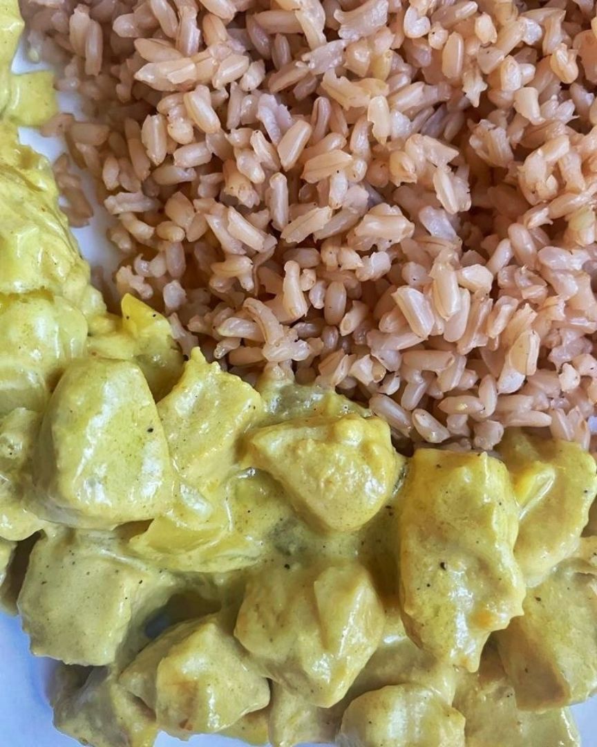 Pollo al curry con arroz integral. Pollo al curry con arroz integral.