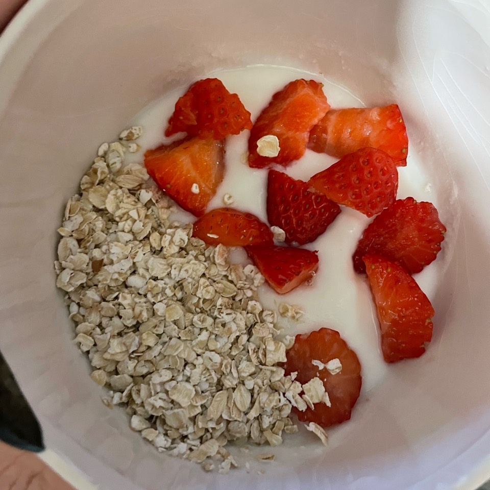 Yogur sin azucar con fresas y copos de avena Yogur sin azucar con fresas y copos de avena