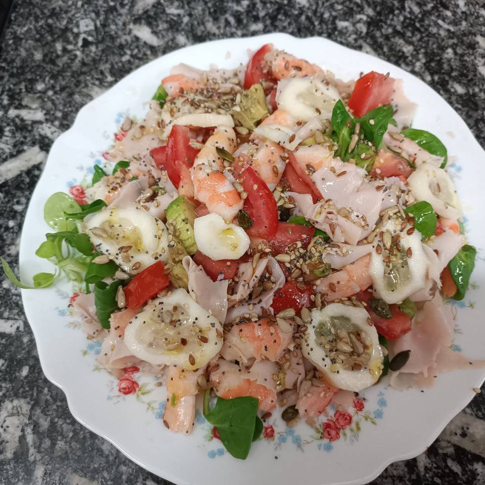 Langostinos en ensalada de canónigos, tómate, pepino, aguacate, pechuga de pavo y semillas. Langostinos en ensalada de canónigos, tómate, pepino, aguacate, pechuga de pavo y semillas.