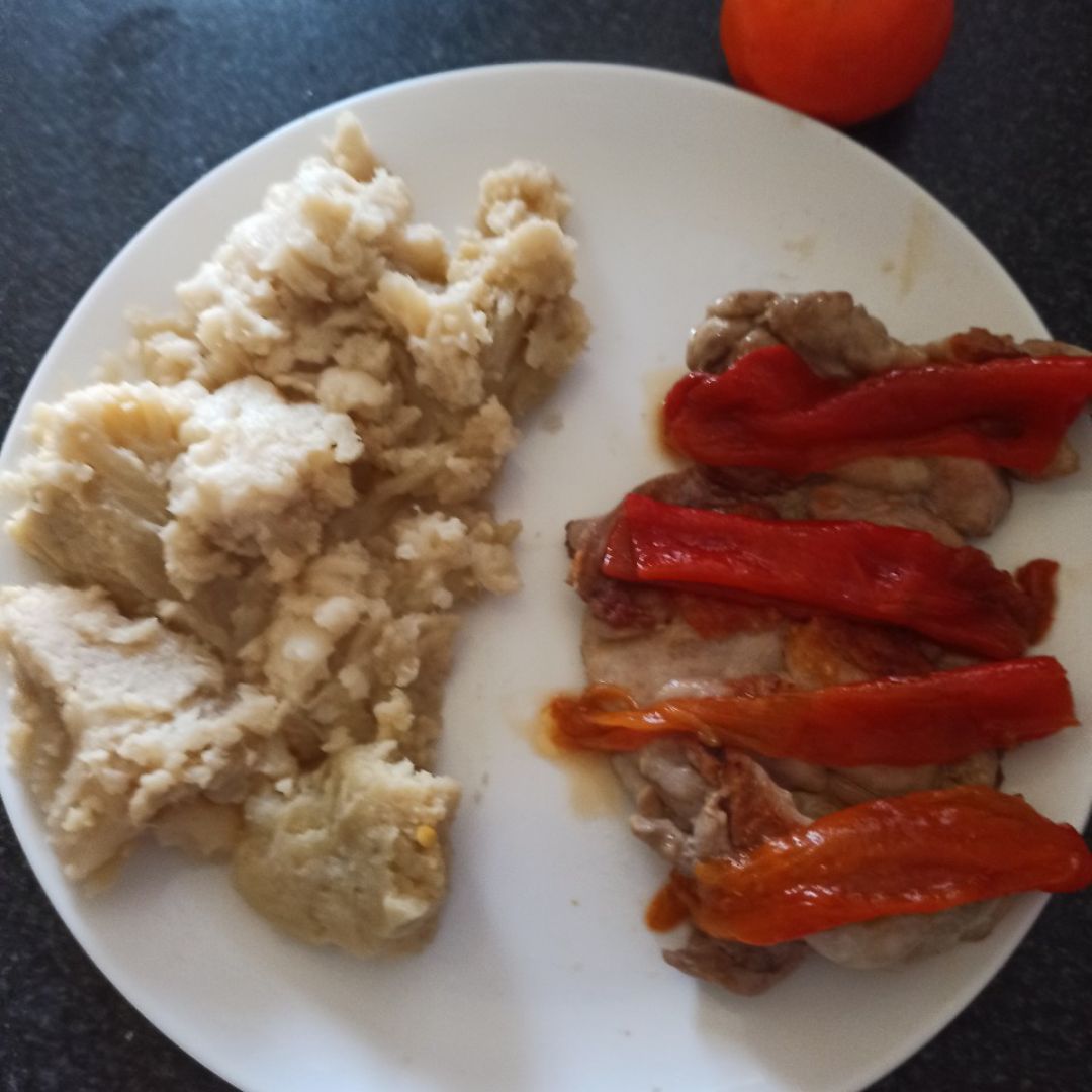 Hoy para comer coliflor y muslo de pollo plancha con pimientos Hoy para comer coliflor y muslo de pollo plancha con pimientos