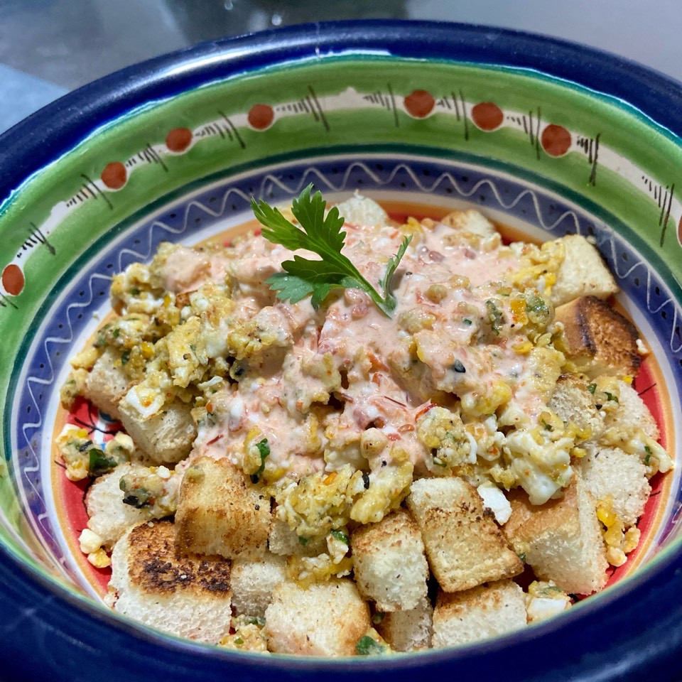 Huevo revuelto con crutones y salsa chipotle