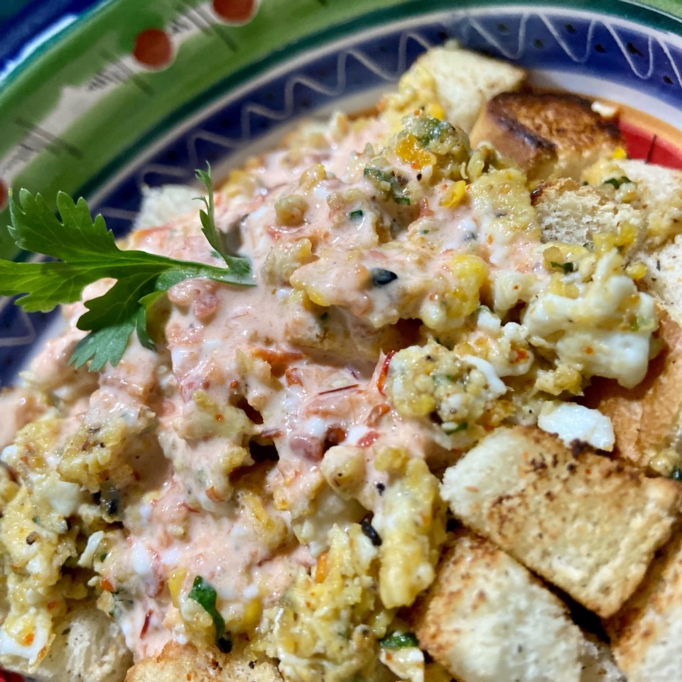 Huevo revuelto con crutones y salsa chipotle