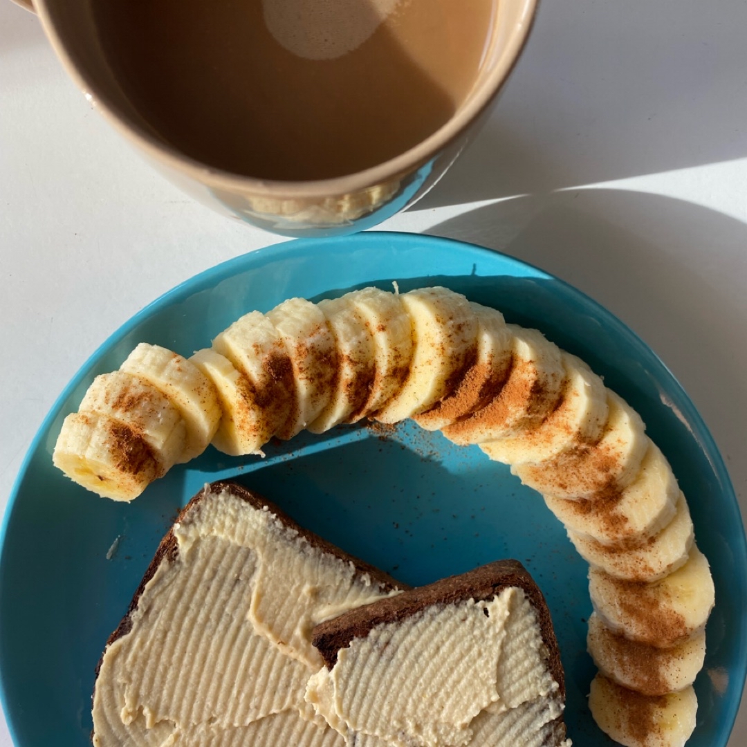 Tostada con hummus + plátano con canela + cafe con avena Tostada con hummus + plátano con canela + cafe con avena