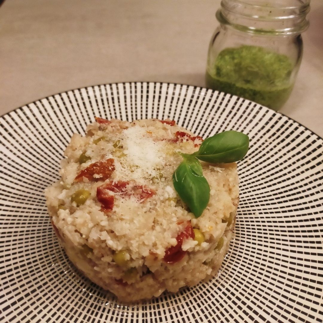 Falso arroz de coliflor con pesto de rúcula 