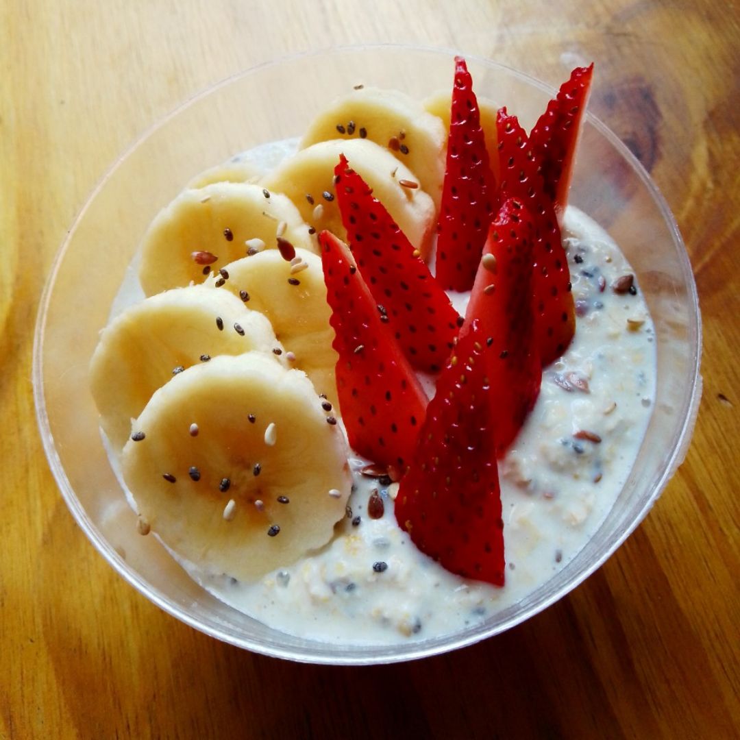 Desayuno con avena y frutas Desayuno con avena y frutas