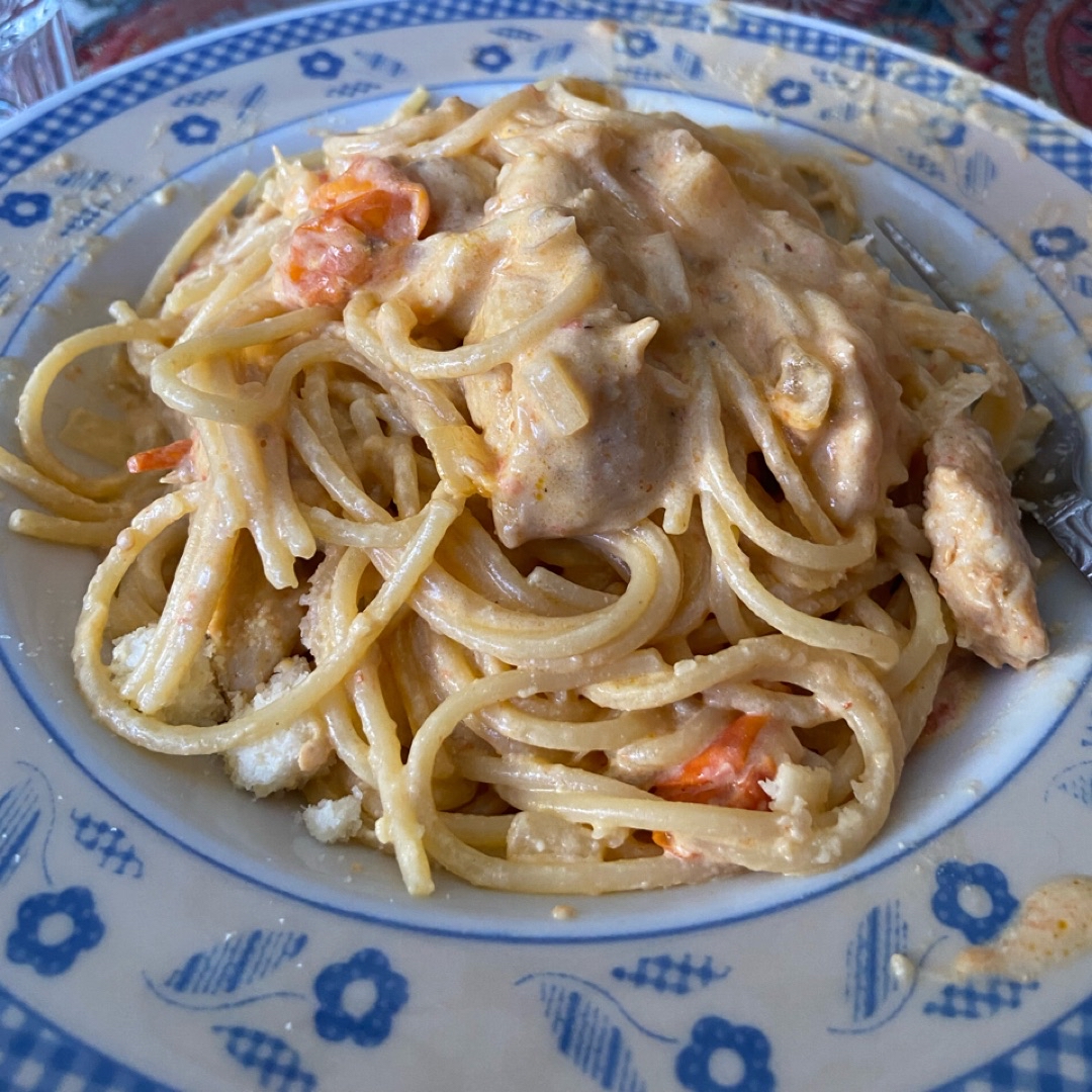 Pasta con cherries, feta y pollo Pasta con cherries, feta y pollo
