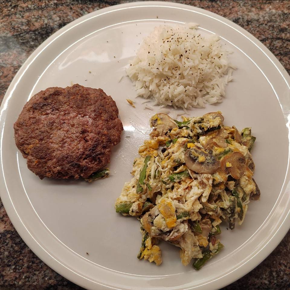 Hamburguesa de ternera con revuelto de espárragos y champiñones y arroz blanco Hamburguesa de ternera con revuelto de espárragos y champiñones y arroz blanco