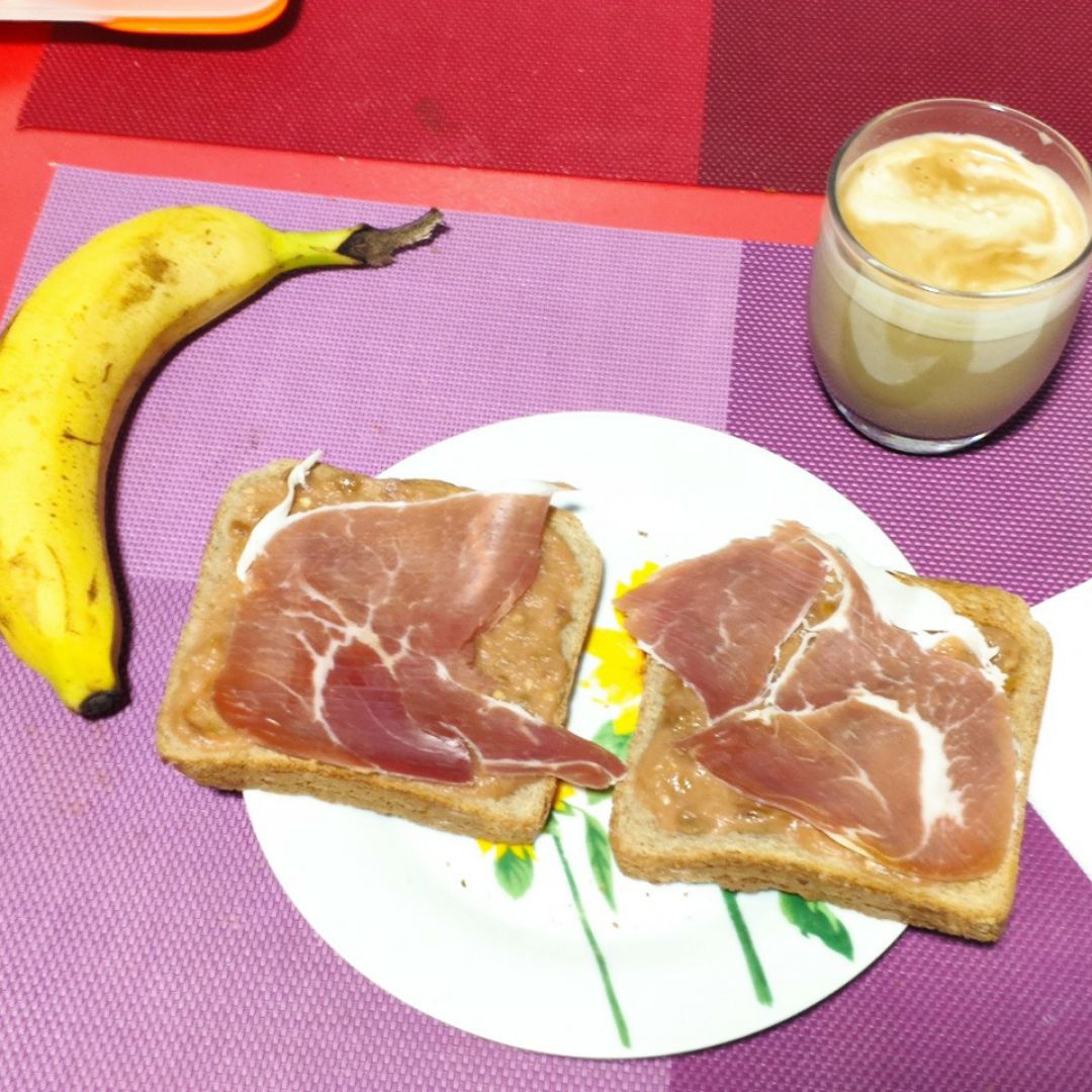 Tostadas con jamón serrano y tomate Tostadas con jamón serrano y tomate