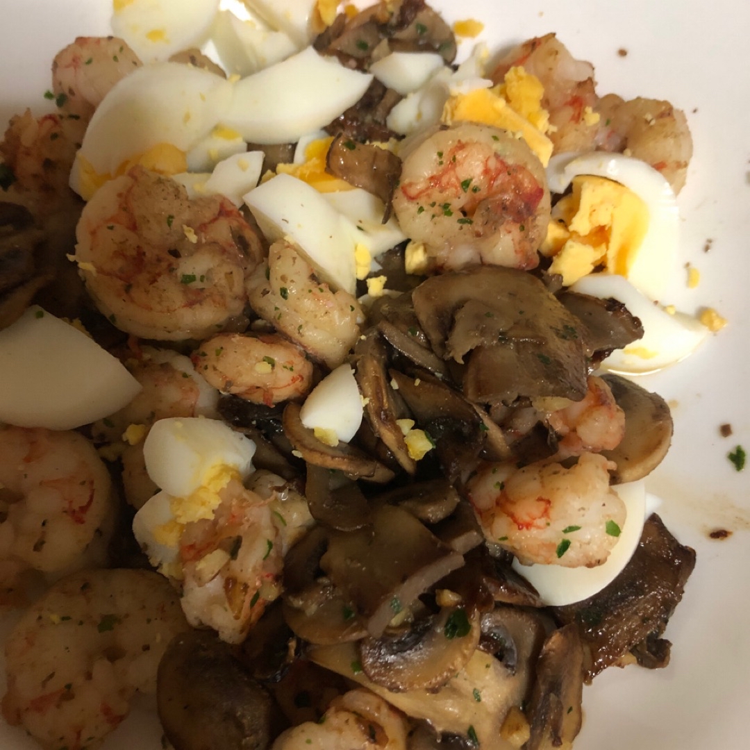 Champiñones con gambas y huevo duro Champiñones con gambas y huevo duro