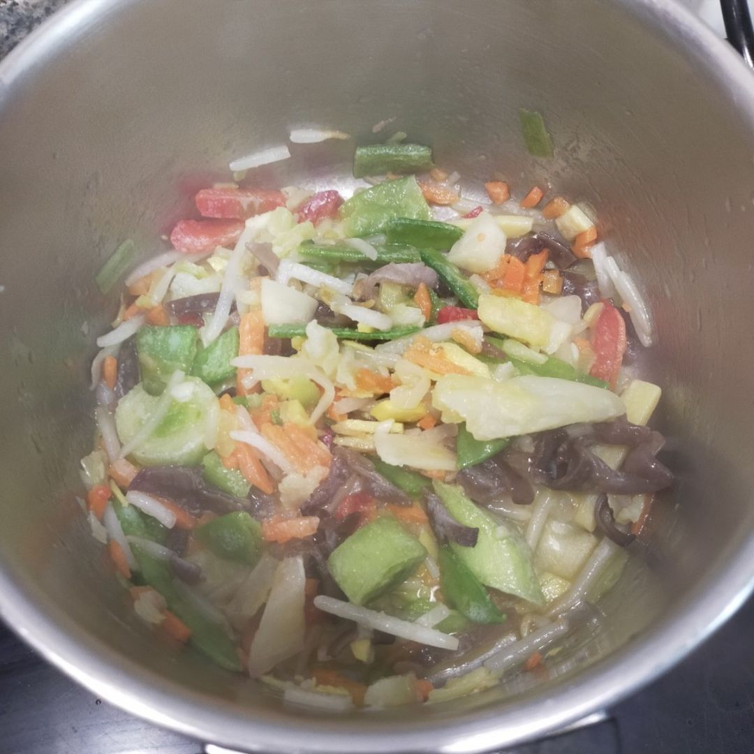 🥣 Sopa de verduras al curry (exprés) Paso 1 🥣 Sopa de verduras al curry (exprés) Paso 1