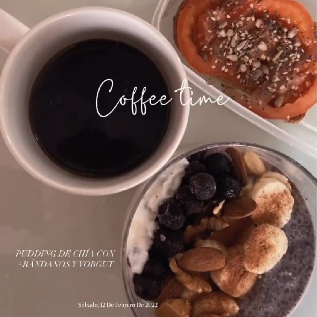 -Café -tostadas de tomate y queso fresco con semillas -pudín de chia de arándanos ,proteína de cookies, bebida de almendras y avena -toppings: plátano con canela, almendra, arándanos y mantequilla de cacahuete.