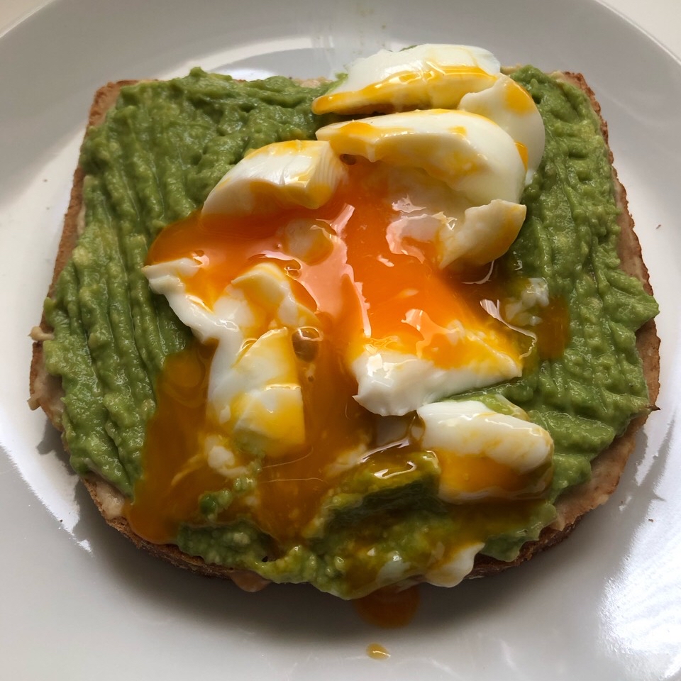 Tostada de aguacate, hummus y huevo 🥑🥚