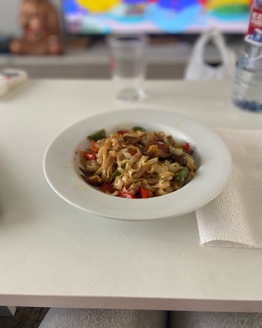 Fideos de arroz con verduritas y salsa de soja 