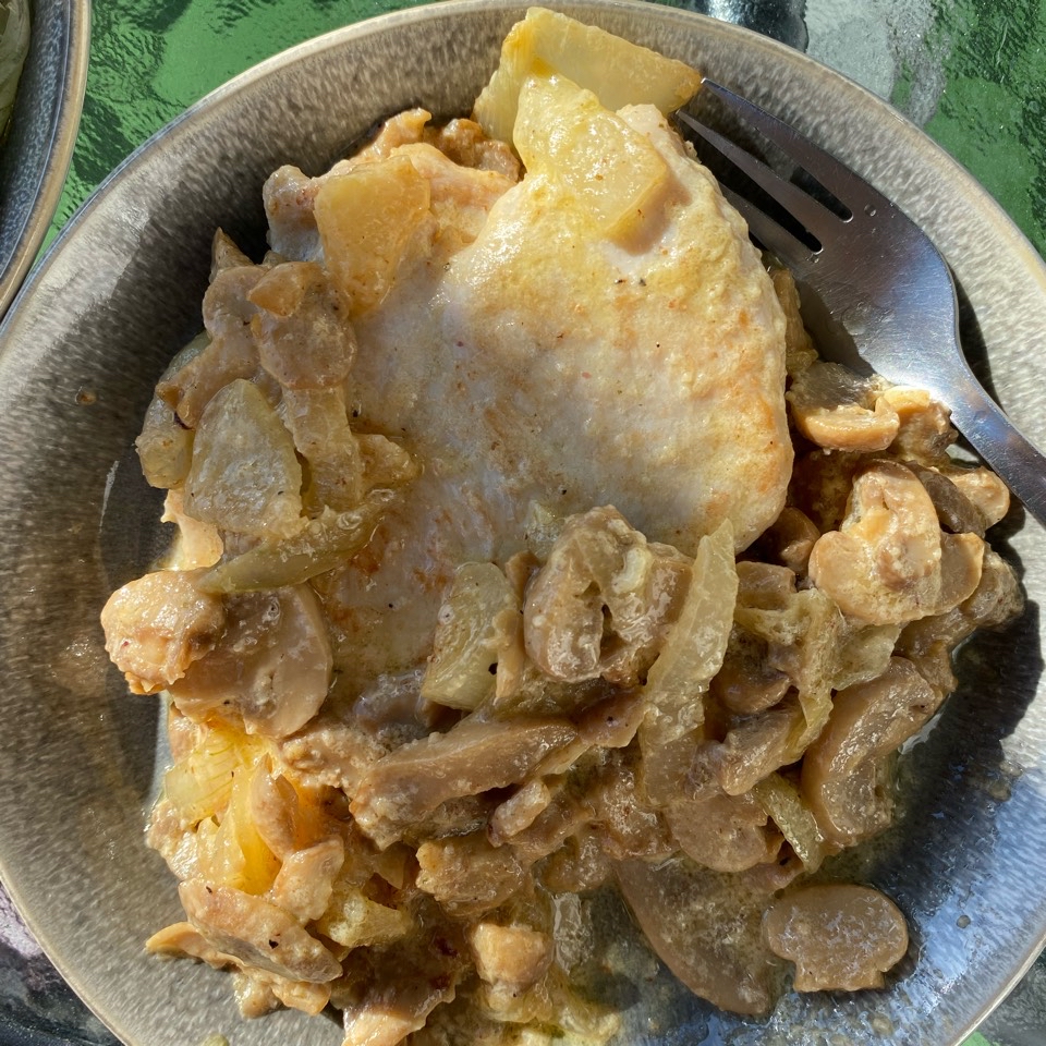 Pechuga de pollo con champiñones en salsa Pechuga de pollo con champiñones en salsa