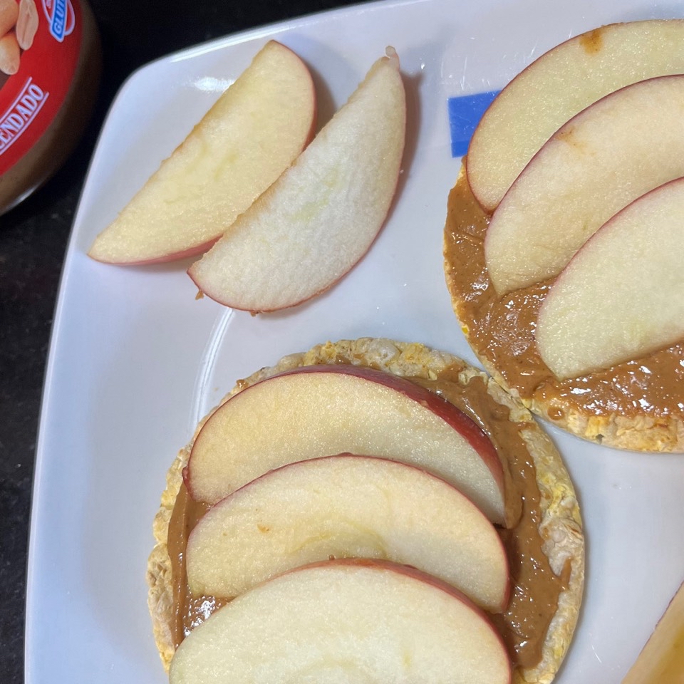 Tortita de maiz con crema de cacahuete y manzana roja