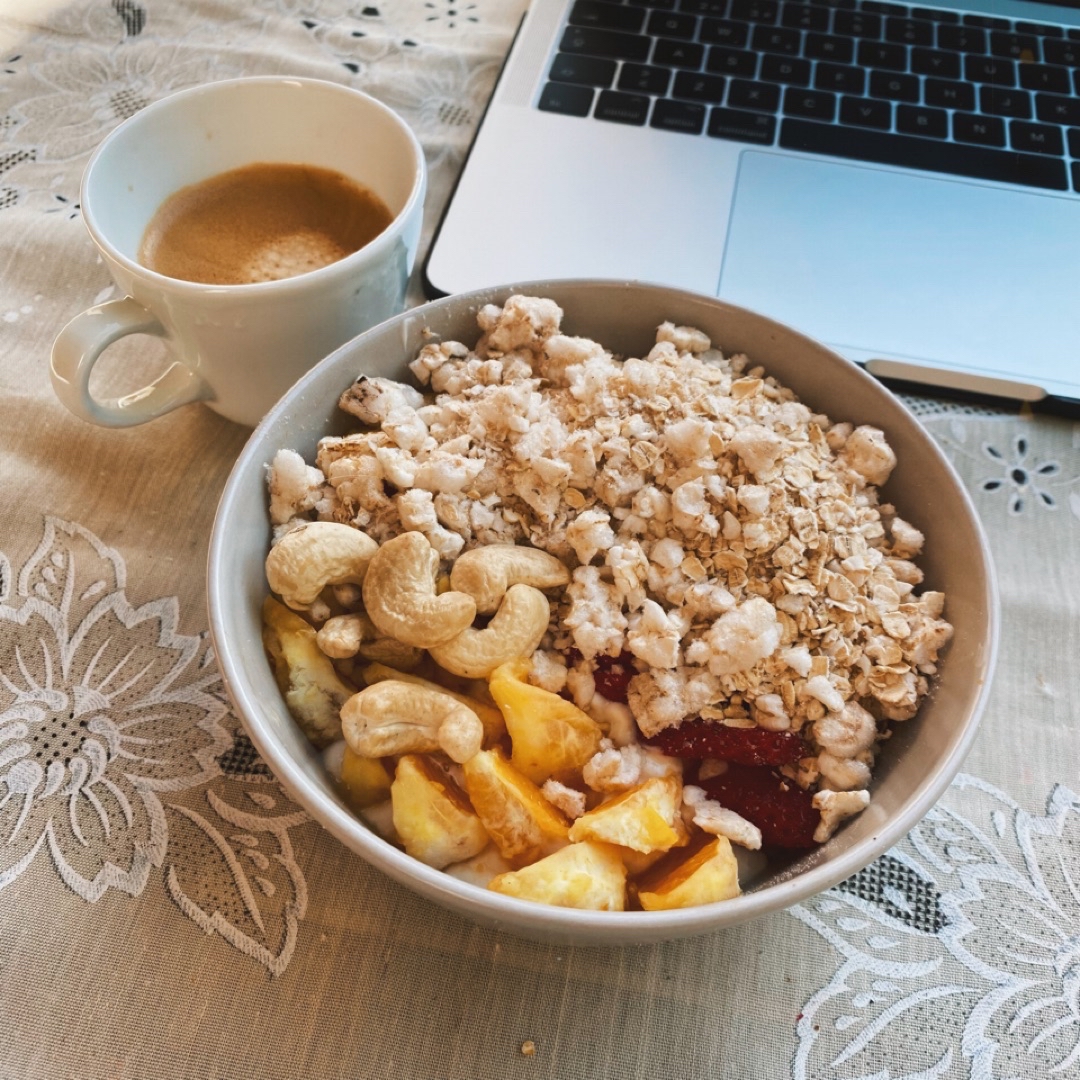 Yogur con fruta y cereales