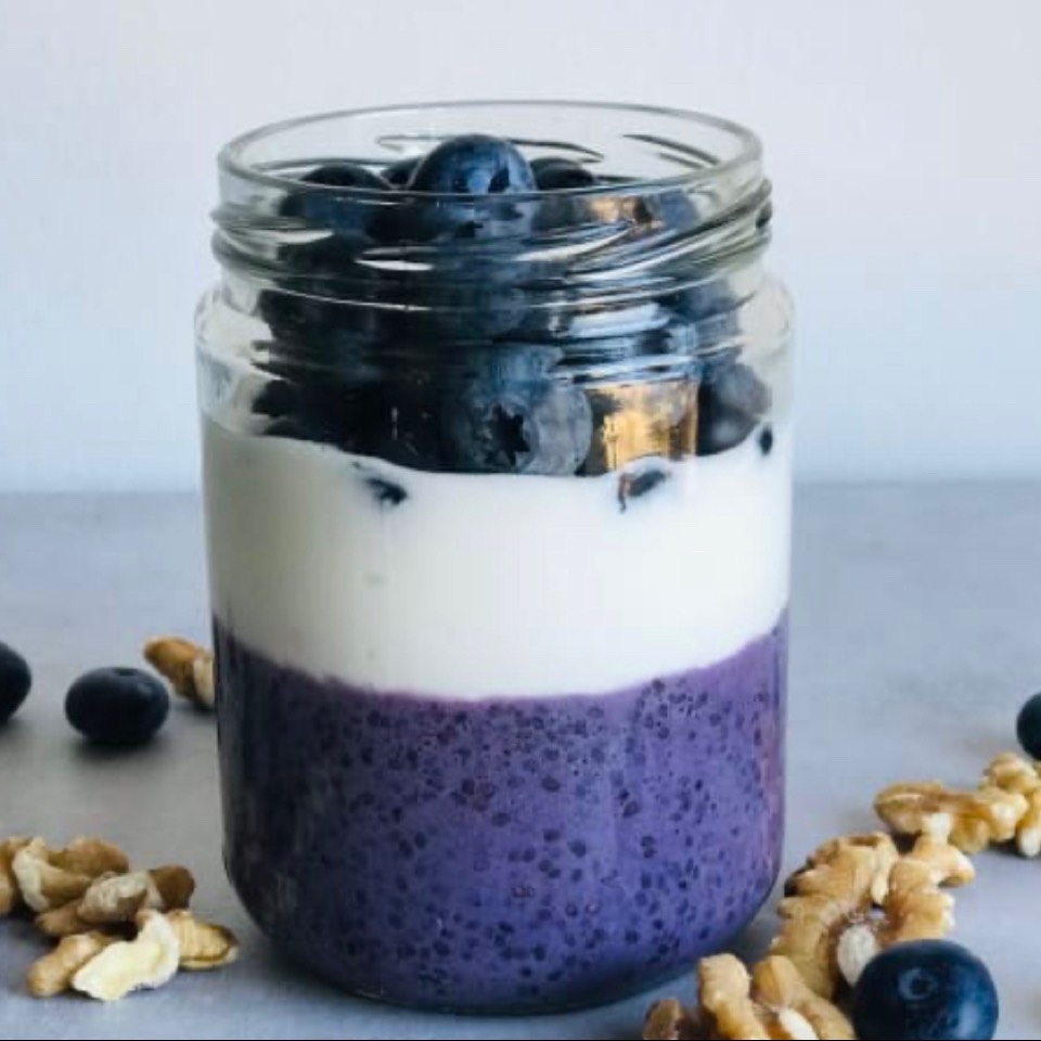 Pudín de Chia, Lino, yogur, plátano y arándanos Pudín de Chia, Lino, yogur, plátano y arándanos