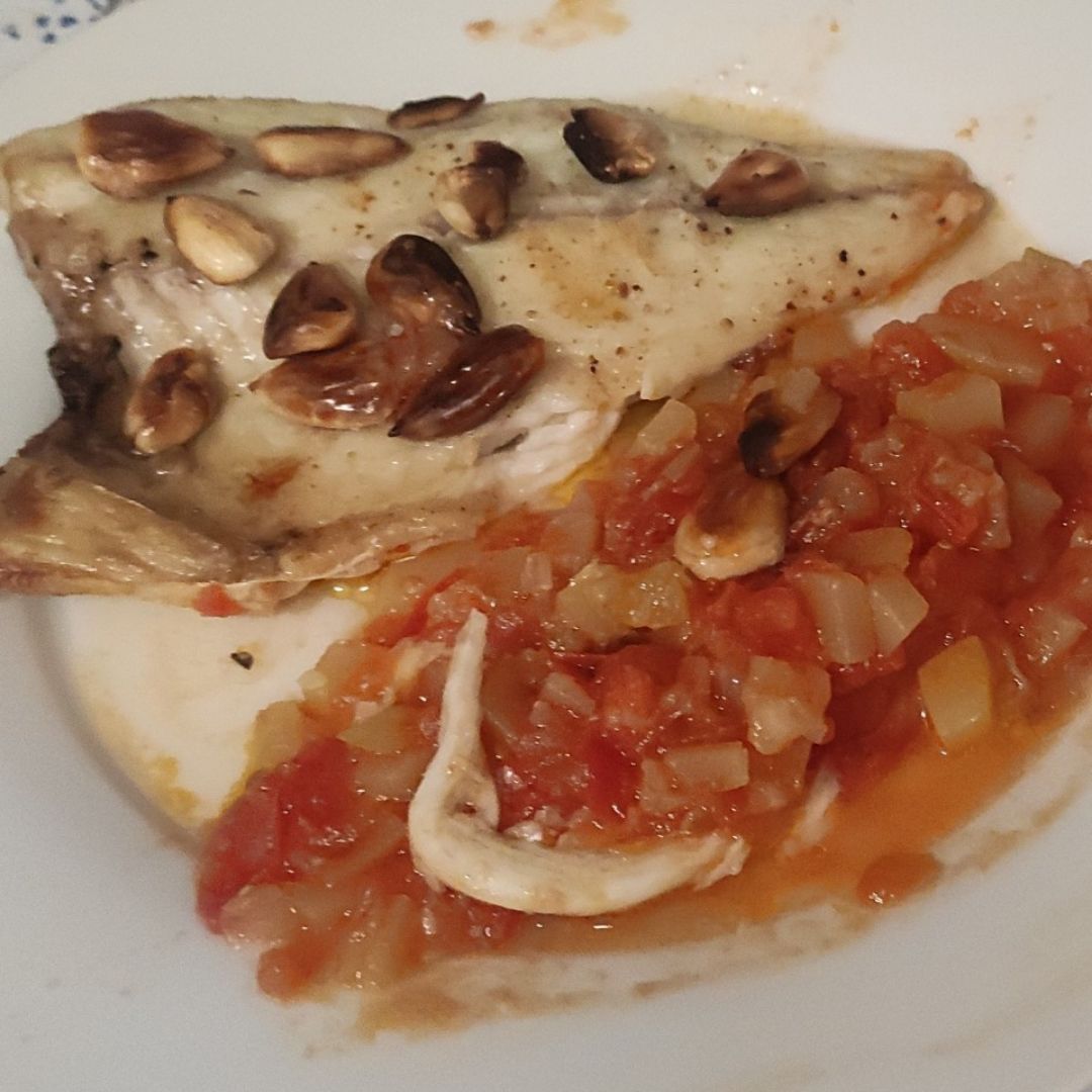 Dorada con verduritas de guarnición Dorada con verduritas de guarnición