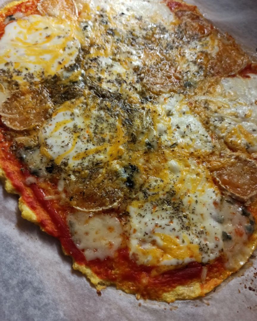 Pizza de quesos con base de coliflor 