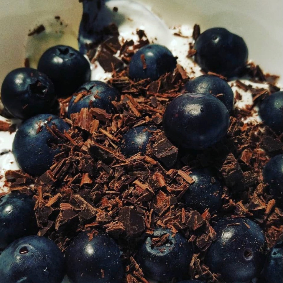 Yogur griego con chocolate, crema de cacahuete y arándanos Yogur griego con chocolate, crema de cacahuete y arándanos