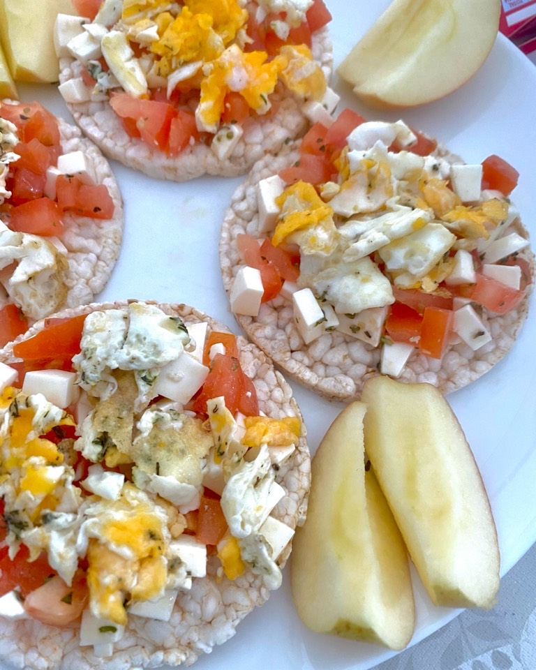 Desayuno completo 🍎 🥚 🍅 🧀 🌿 Desayuno completo 🍎 🥚 🍅 🧀 🌿