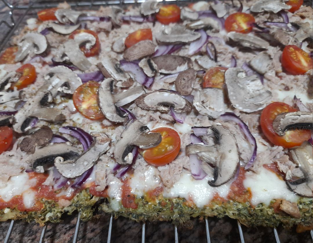Pizza de brócoli, atún y verduras Pizza de brócoli, atún y verduras