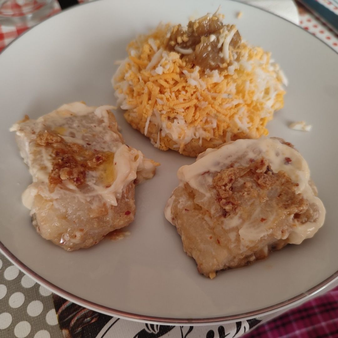 Bacalao con ajito y cayena y tosta de mayofit con huevo rallado. Bacalao con ajito y cayena y tosta de mayofit con huevo rallado.