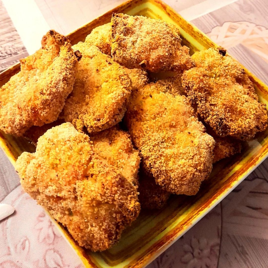 Nuggets de pollo con cebolla y pimiento verde en air fryer.