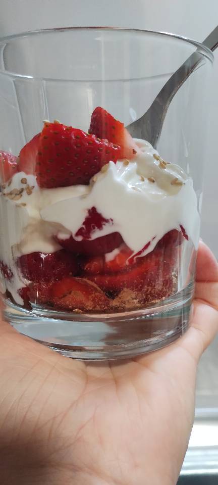 Yogur con fresas, cacao y avena Yogur con fresas, cacao y avena
