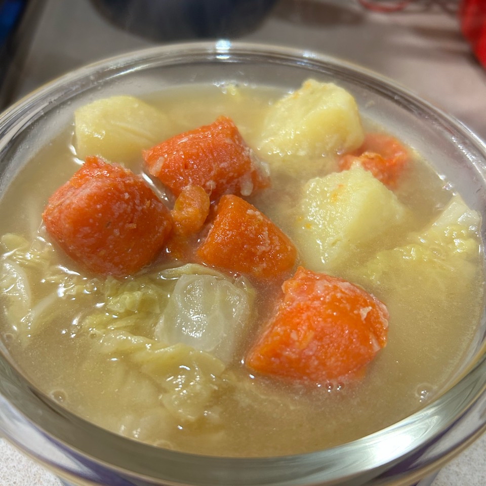 Caldo casero con verduritas Caldo casero con verduritas