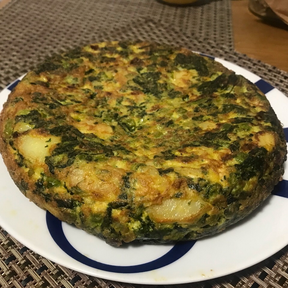 Tortilla de patata, cebolla, espinacas y guisantes Tortilla de patata, cebolla, espinacas y guisantes
