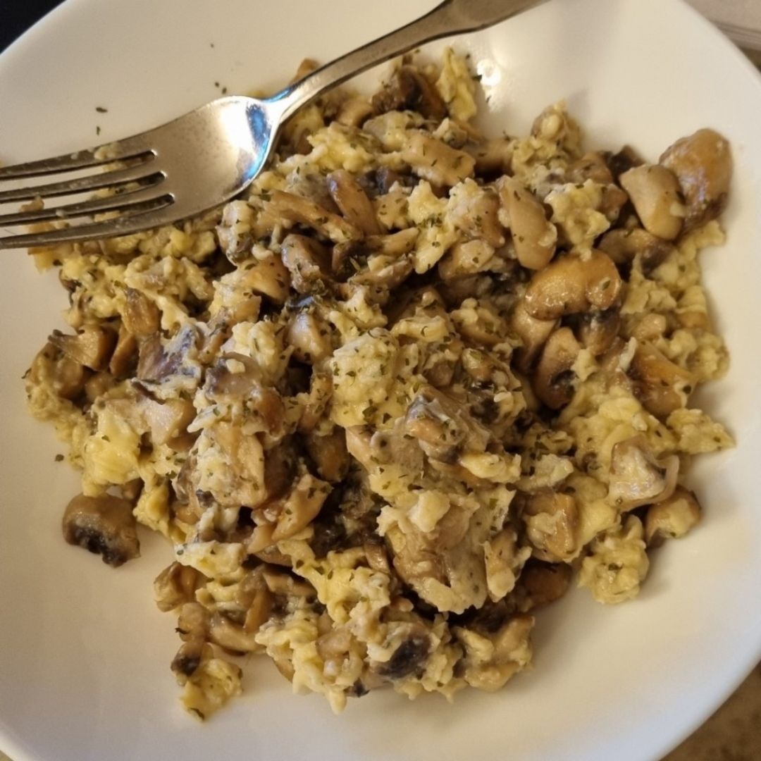 Huevos revueltos con champiñones Huevos revueltos con champiñones