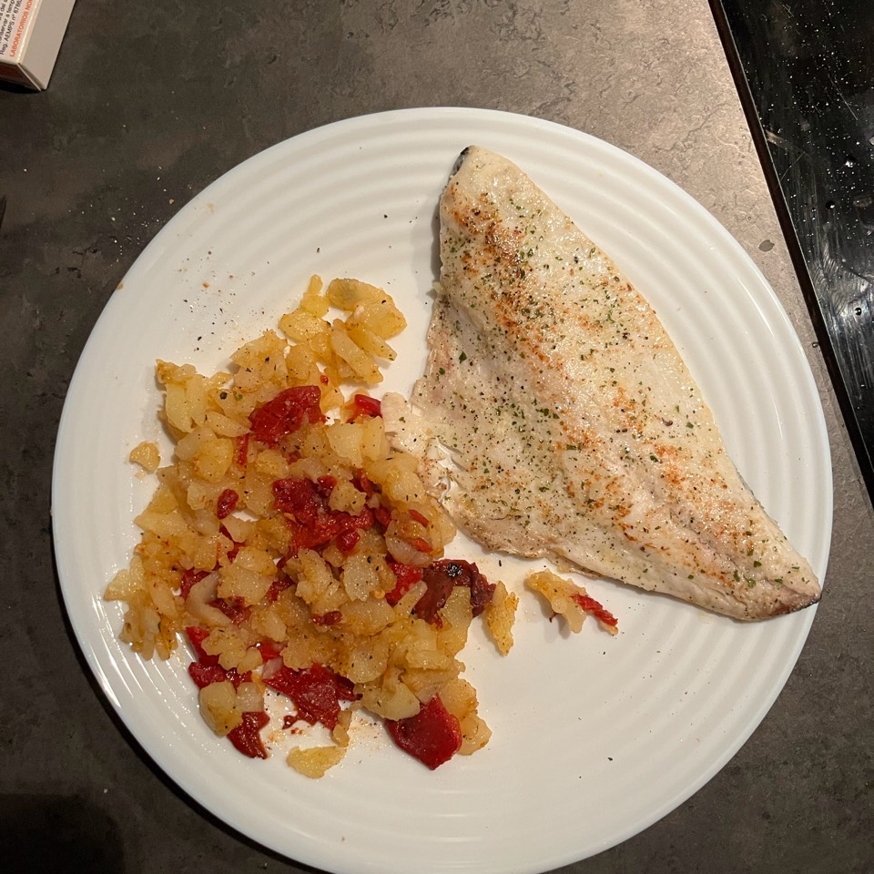 Dorada a la plancha con patata cocida y pimientos del piquillo Dorada a la plancha con patata cocida y pimientos del piquillo
