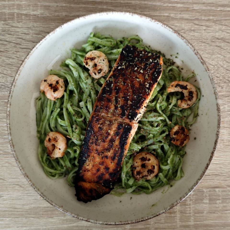 NOODLES CON SALMÓN Y SALSA DE ESPINACAS 🌱