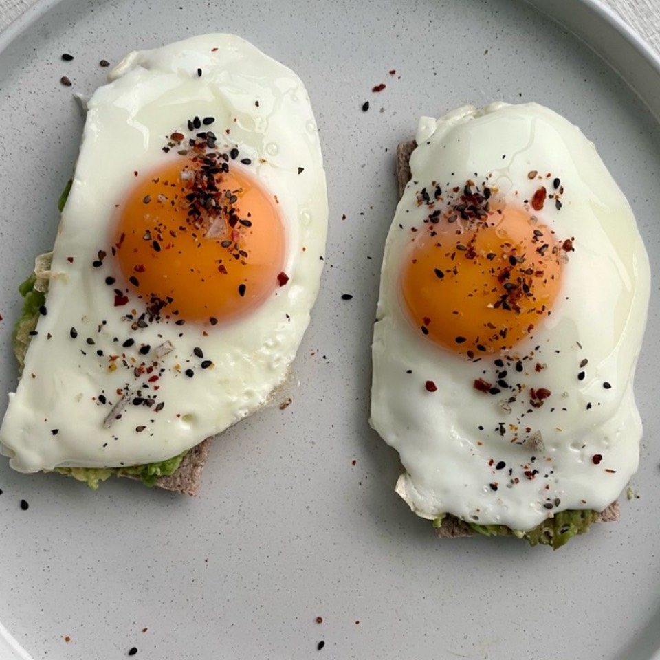 Tostadas de trigo sarraceno con huevo y aguacate Tostadas de trigo sarraceno con huevo y aguacate