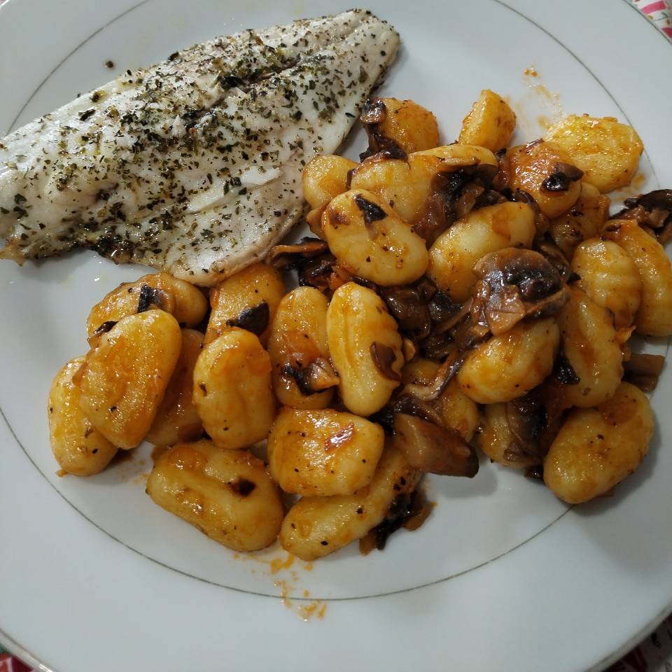 Dorada en la Freidora de Aire y ñoquis con tomate 