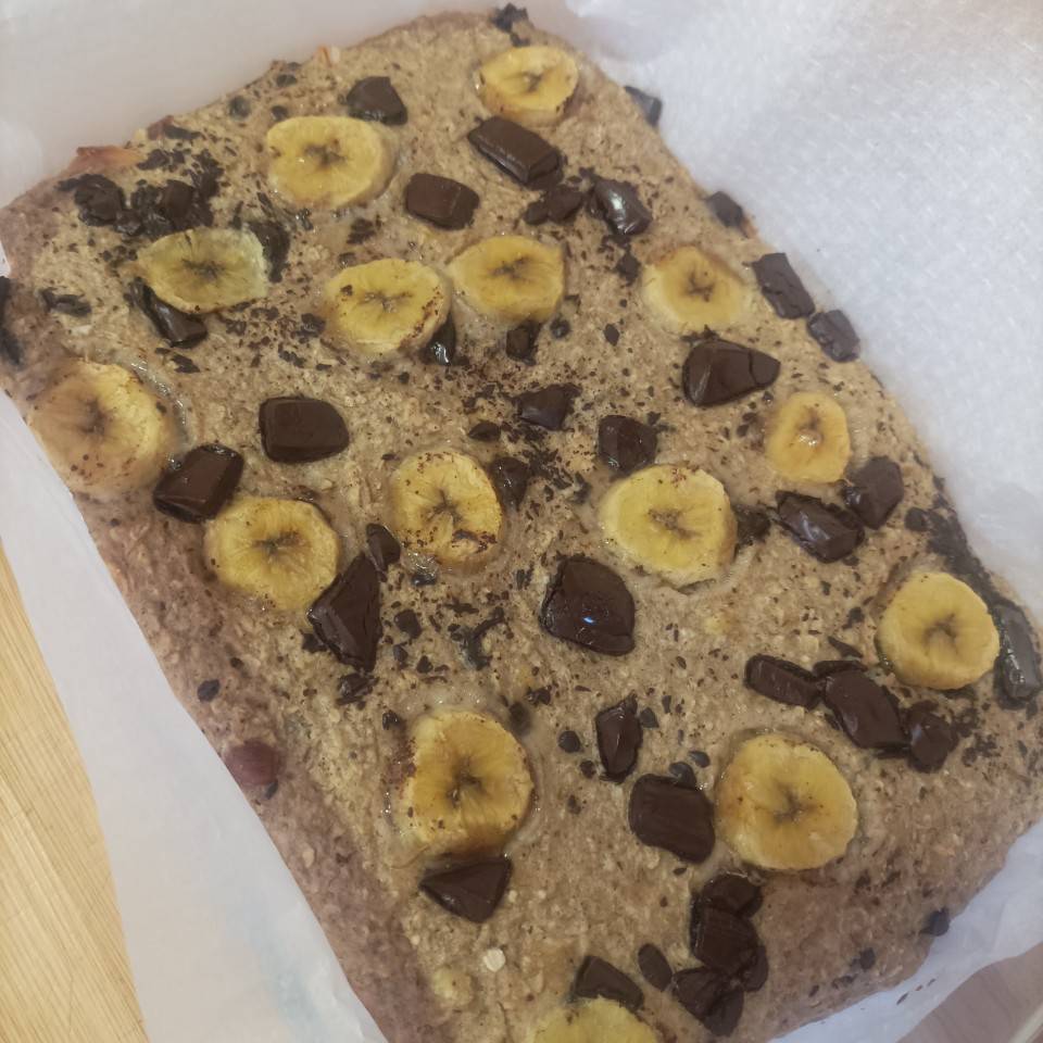 Avena horneada con plátano y chocolate.