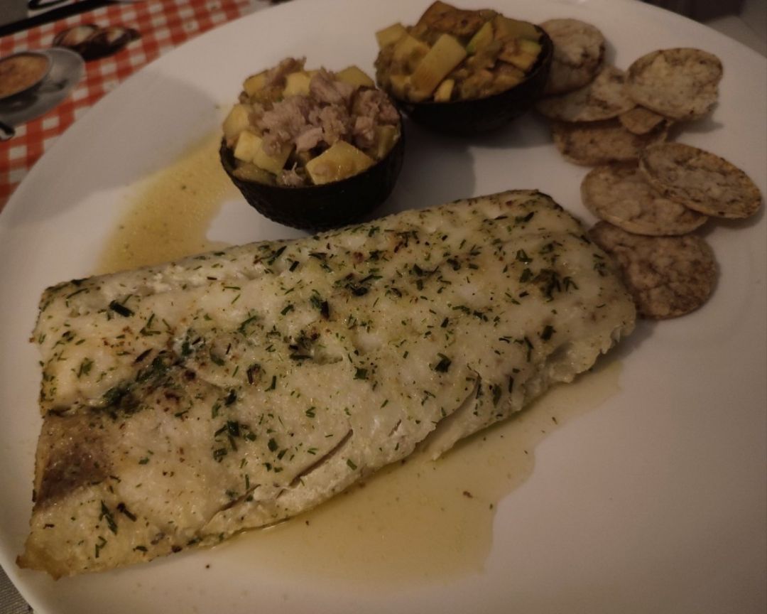 Merluza en papillote con cestitas de aguacate.