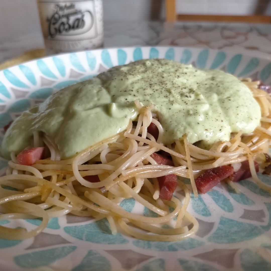 Espaguetis a la carbonara de aguacate