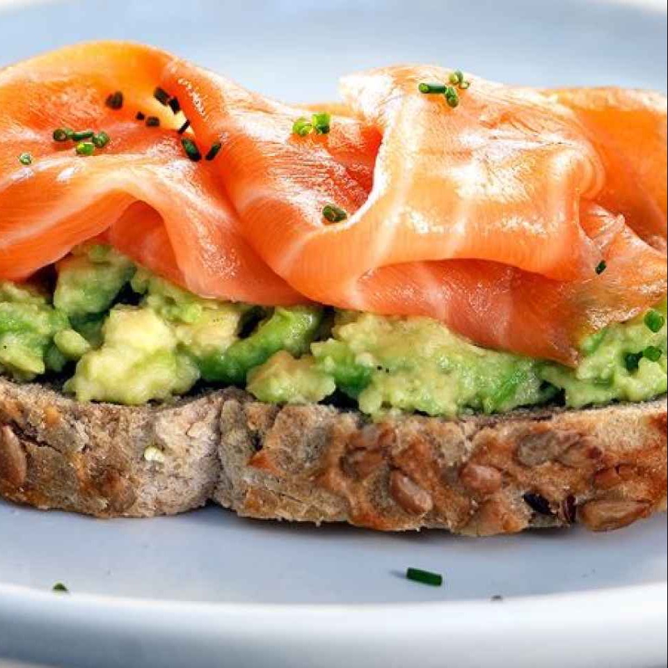 Tostada de tomate, salmón ahumado y guacamole Tostada de tomate, salmón ahumado y guacamole