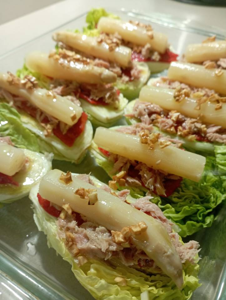 Montaditos de cogollos con ajo 