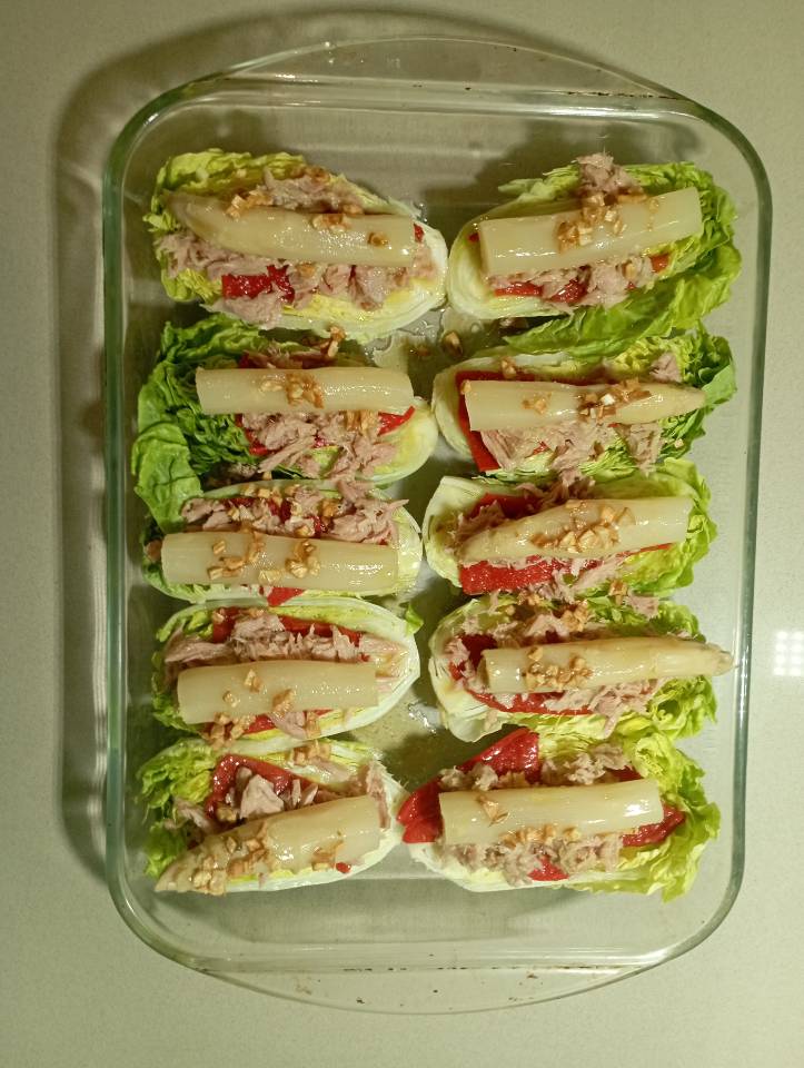 Montaditos de cogollos con ajo 