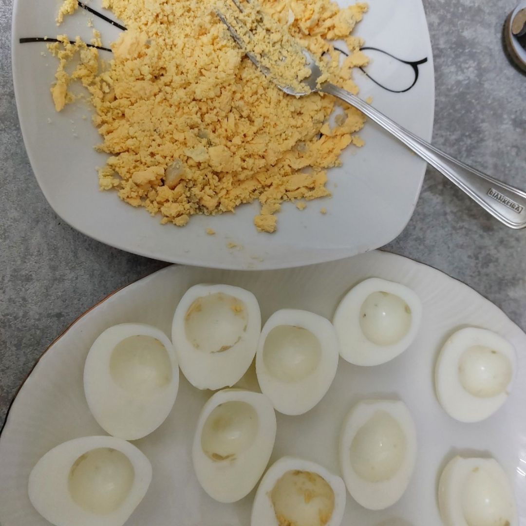 Huevos rellenos de aguacate y mayonesa trufada 🥚 Paso 1 Huevos rellenos de aguacate y mayonesa trufada 🥚 Paso 1
